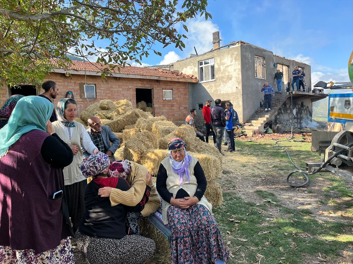 Çorum'un Laçin ilçesinde çıkan yangında bir ev kullanılamaz hale geldi.