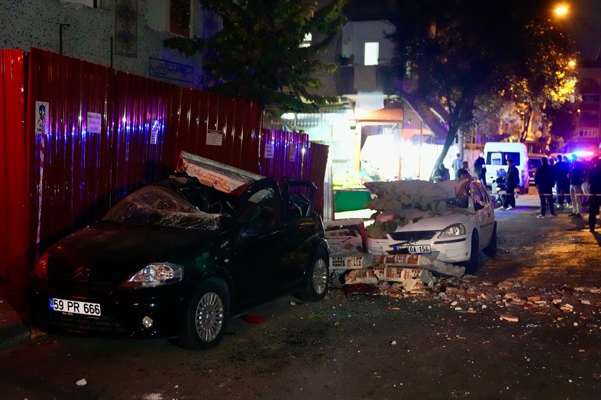 Esenler'de daha önce kentsel dönüşüm nedeniyle boşaltılan binanın çatısında kısmi çökme meydana...