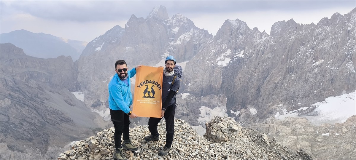 Hakkari'de bir grup dağcı, 3 bin 932 rakımlı Köşe Direği Dağı'na tırmandı.