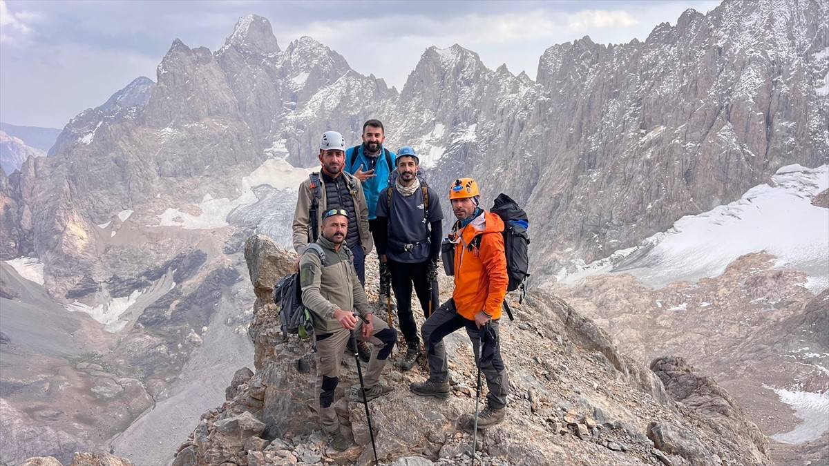 Hakkari'de bir grup dağcı, 3 bin 932 rakımlı Köşe Direği Dağı'na tırmandı.