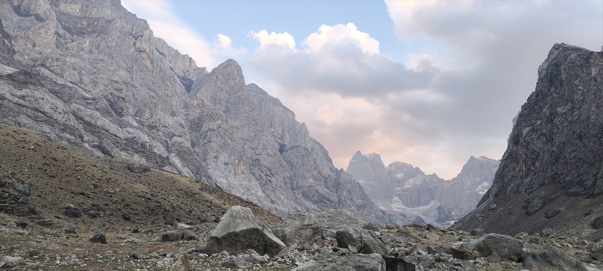 Hakkari'de bir grup dağcı, 3 bin 932 rakımlı Köşe Direği Dağı'na tırmandı.