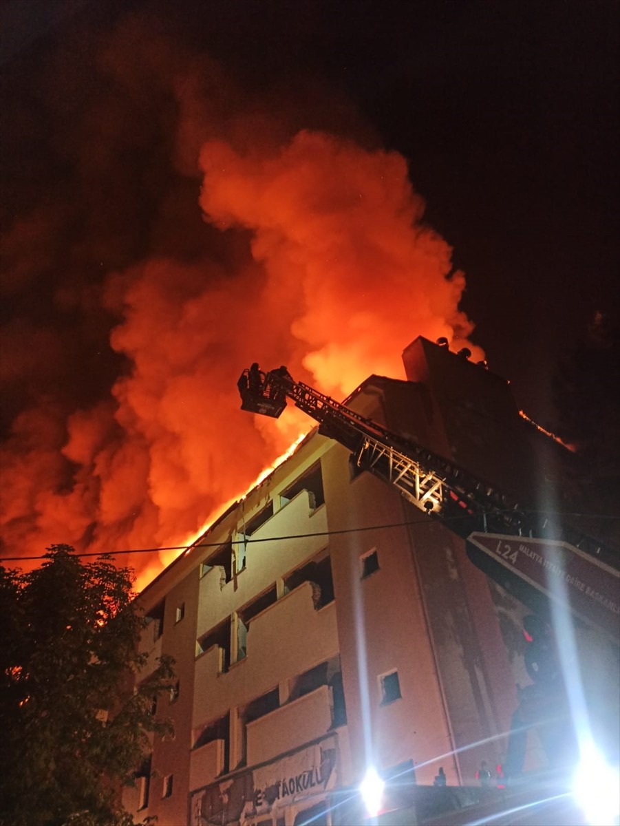 Malatya'da ağır hasarlı okulun çatı kısmında çıkan yangın, itfaiye ekiplerince...