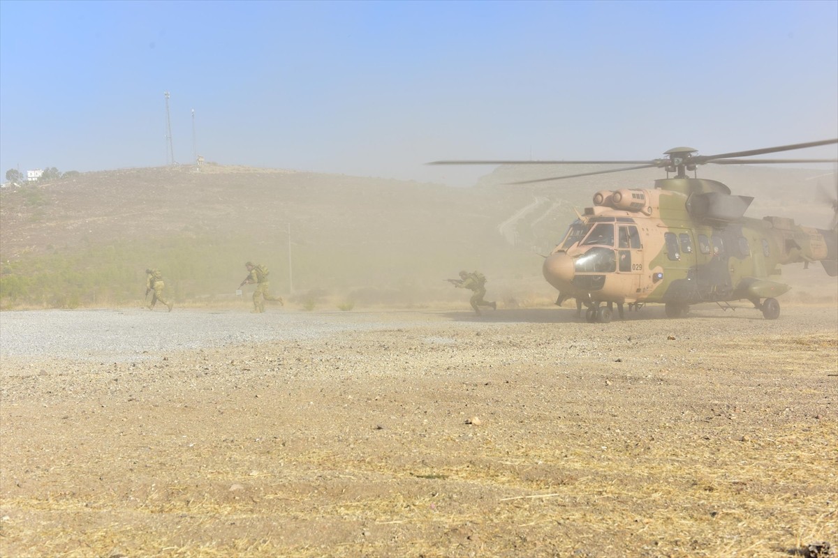 Milli Savunma Bakanlığı (MSB), amfibi deniz piyadelerinin "Helikopter ve Tank Piyade İşbirliği"...