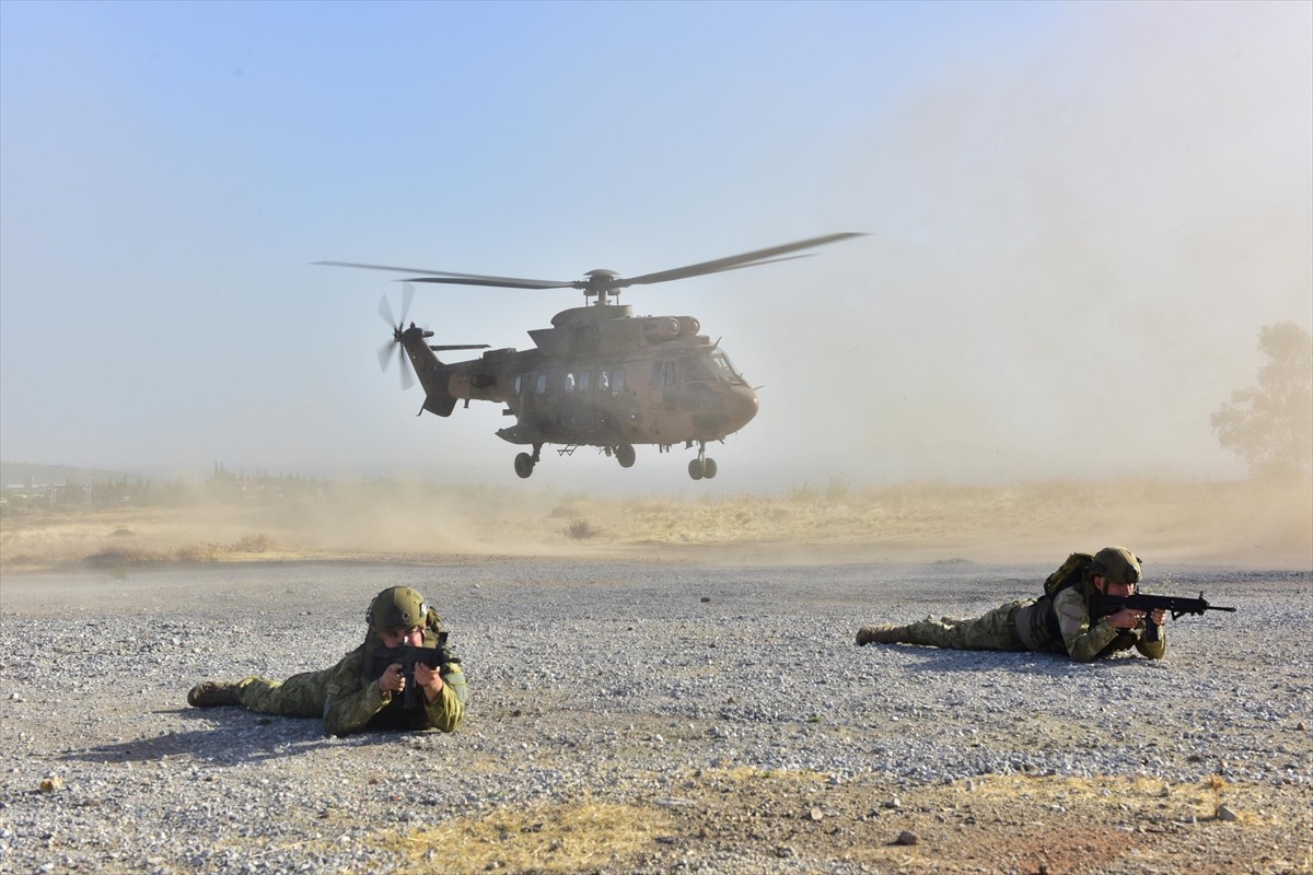 Milli Savunma Bakanlığı (MSB), amfibi deniz piyadelerinin "Helikopter ve Tank Piyade İşbirliği"...