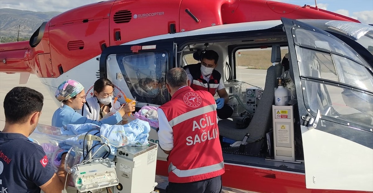 Tokat'ta doğuştan kalp hastası olan 22 günlük bebek, tedavisi için ambulans helikopterle Ankara'ya...