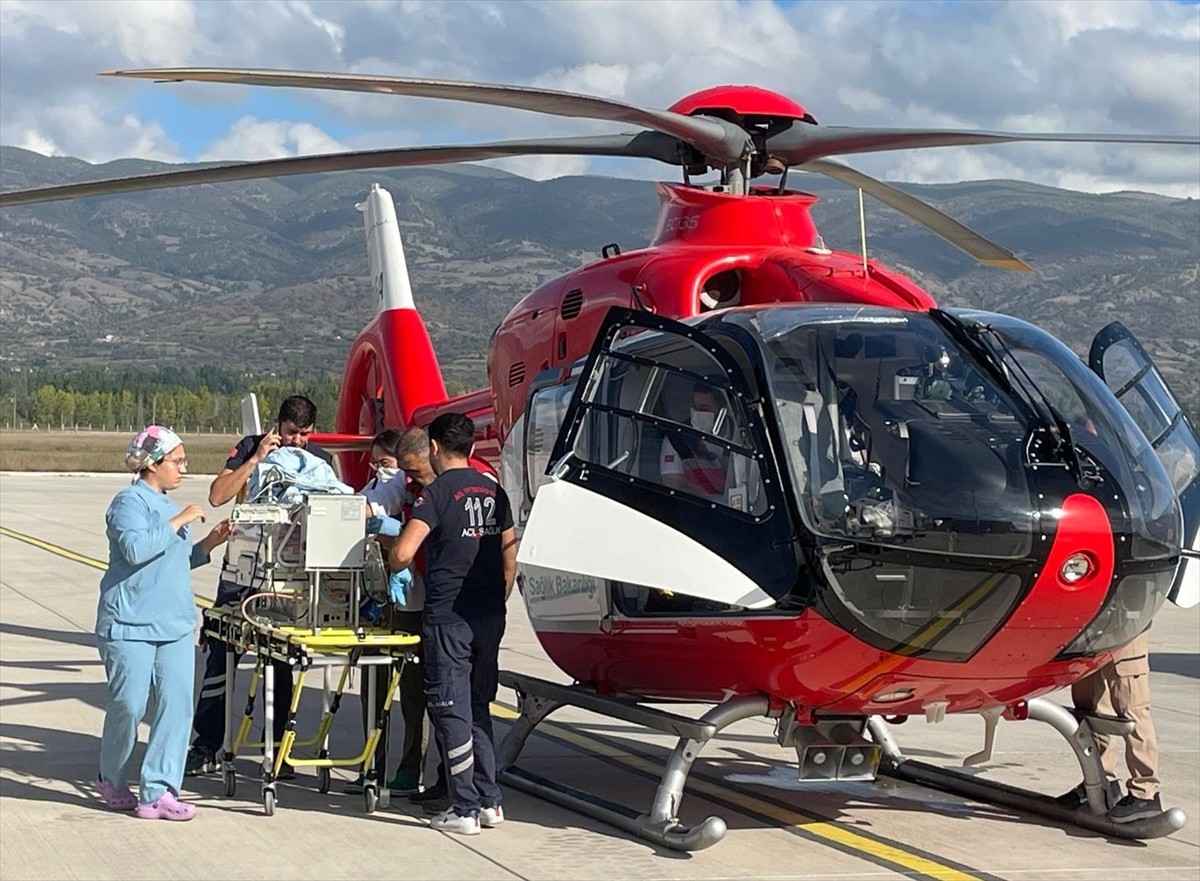 Tokat'ta doğuştan kalp hastası olan 22 günlük bebek, tedavisi için ambulans helikopterle Ankara'ya...