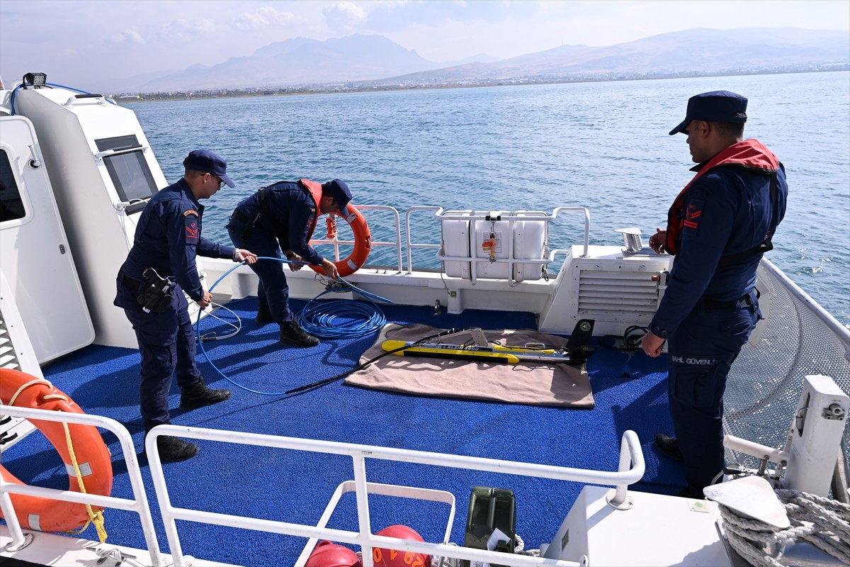 Van'da, kaybolan 21 yaşındaki üniversite öğrencisi Rojin Kabaiş'i arama çalışmalarında su altı...