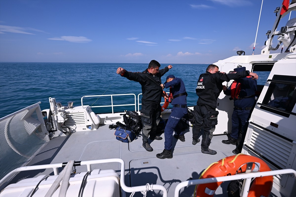 Van'da, kaybolan 21 yaşındaki üniversite öğrencisi Rojin Kabaiş'i arama çalışmalarında su altı...