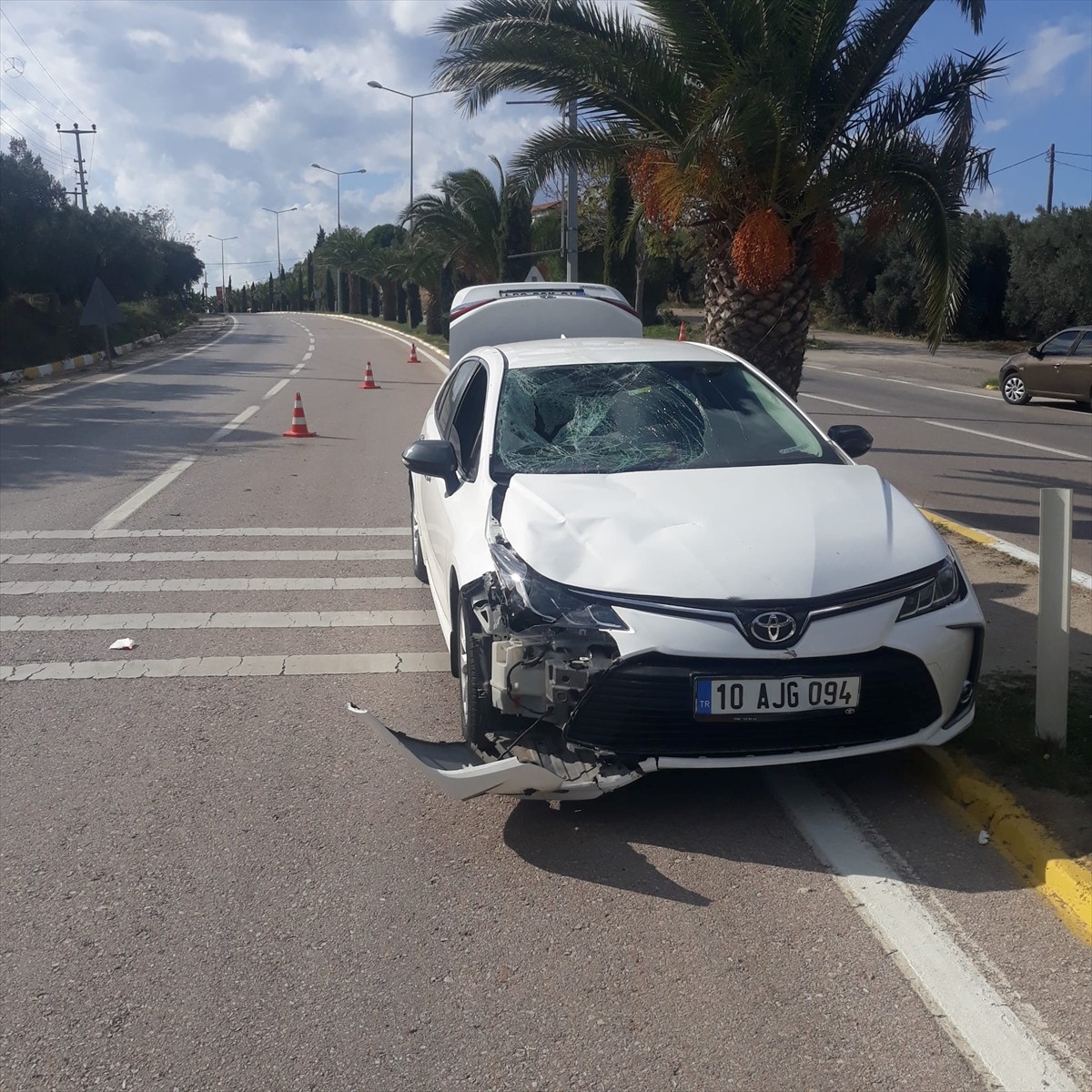  Balıkesir'in Erdek ilçesinde otomobille motosikletin çarpışması sonucu motosiklet sürücüsü...