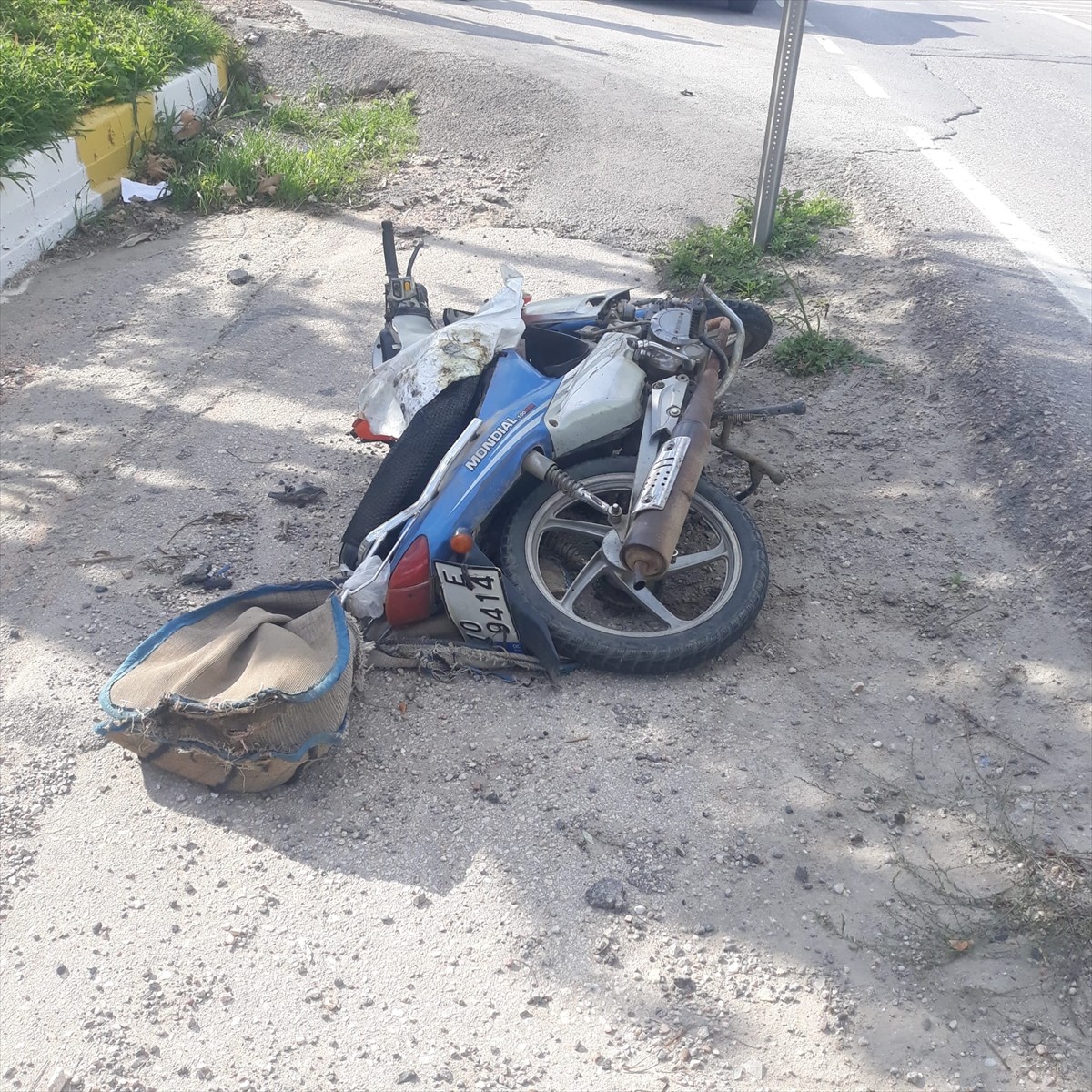  Balıkesir'in Erdek ilçesinde otomobille motosikletin çarpışması sonucu motosiklet sürücüsü...