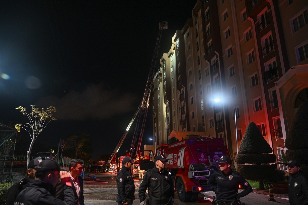 Başakşehir'deki bir sitede 10 katlı binanın çatı katında çıkan yangın itfaiye ekipleri tarafından...