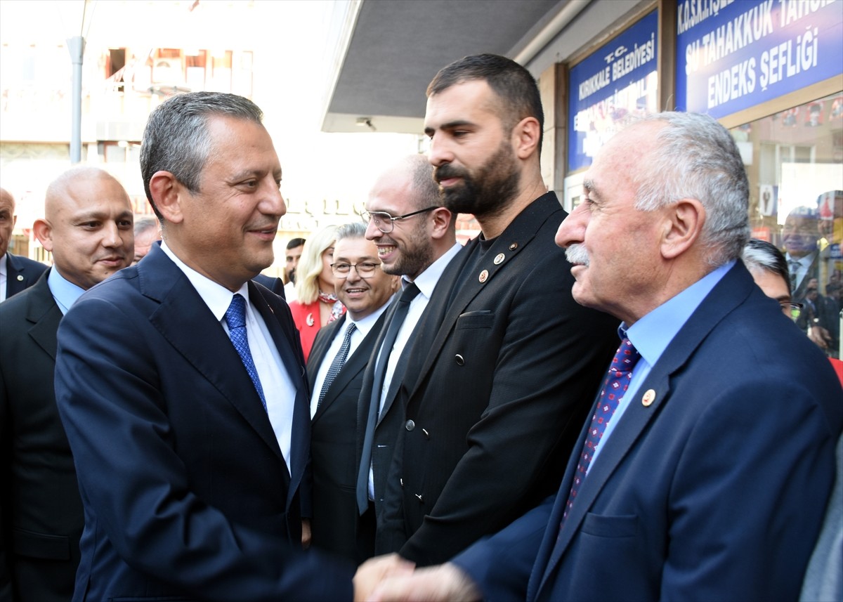 CHP Genel Başkanı Özgür Özel (ortada), bazı programlara katılmak için geldiği kentte partisinin İl...