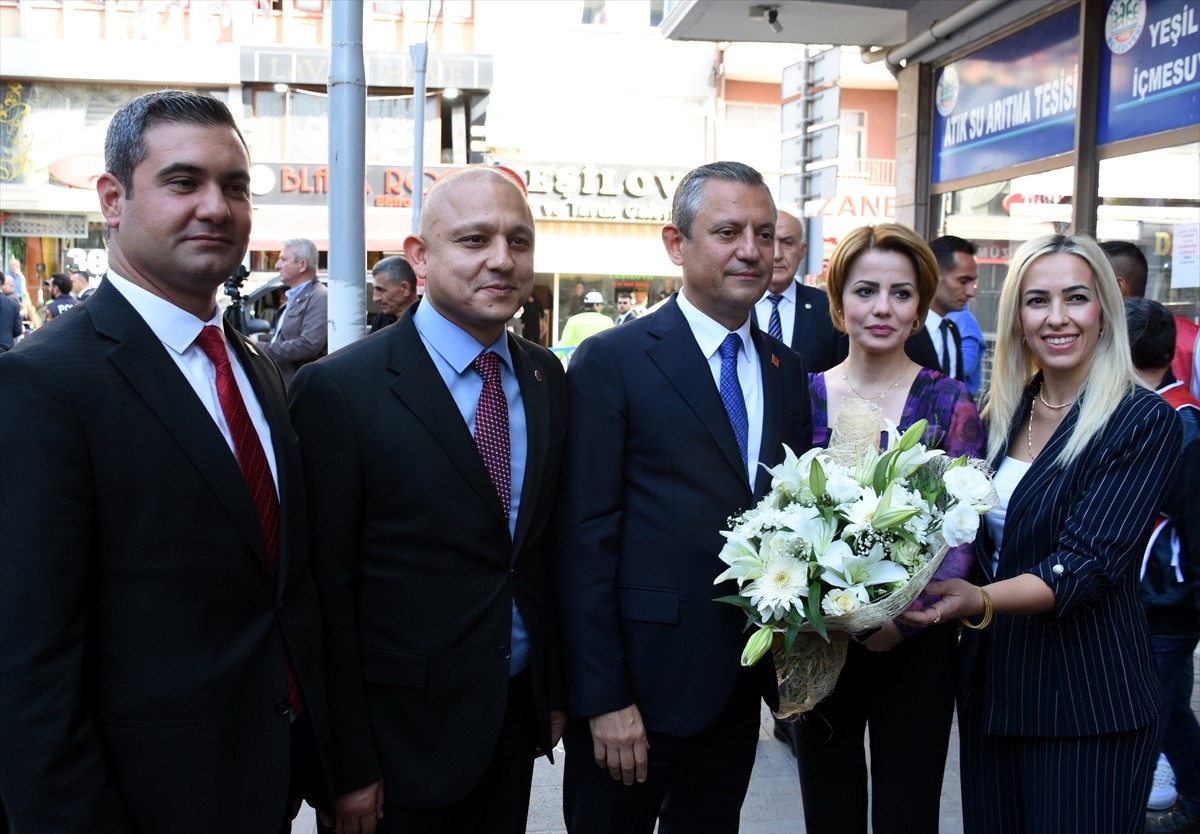 CHP Genel Başkanı Özgür Özel (ortada), bazı programlara katılmak için geldiği kentte partisinin İl...