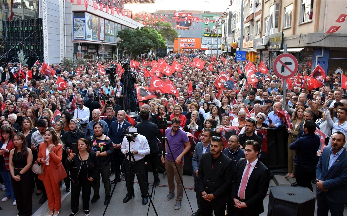 CHP Genel Başkanı Özgür Özel (ortada), bazı programlara katılmak için geldiği kentte partisinin İl...