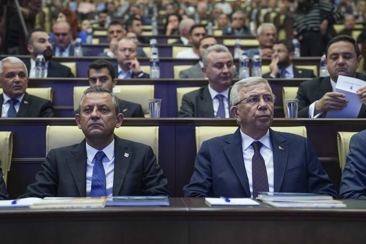 CHP Genel Başkanı Özgür Özel (sol 2), Ankara Büyükşehir Belediyesinin konferans salonunda...