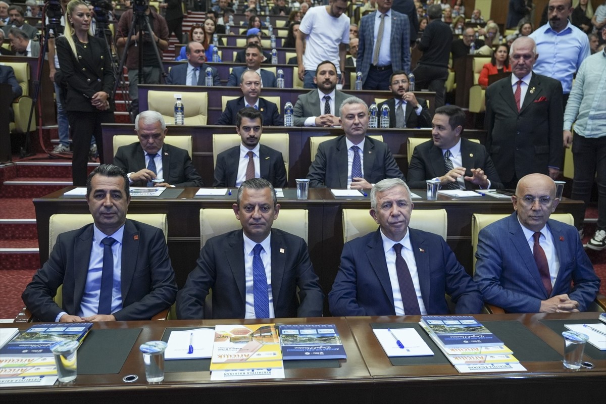 CHP Genel Başkanı Özgür Özel (sol 2), Ankara Büyükşehir Belediyesinin konferans salonunda...