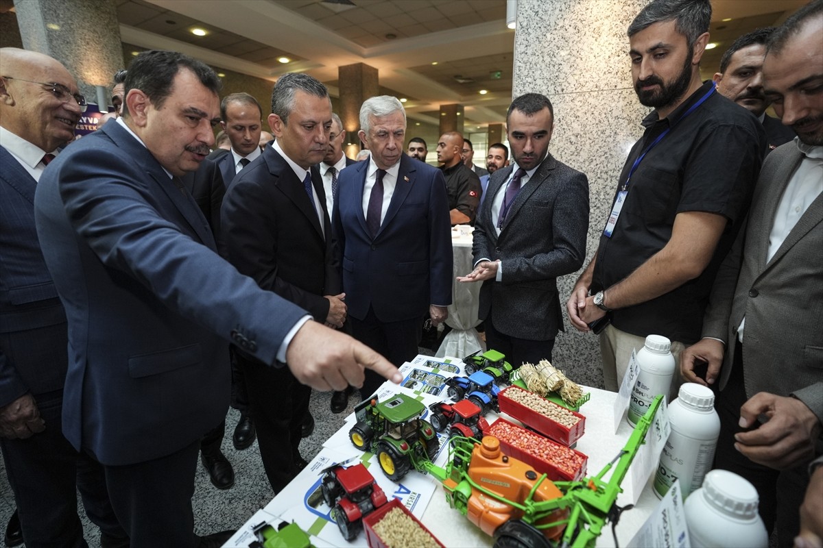 CHP Genel Başkanı Özgür Özel (sol 2), Ankara Büyükşehir Belediyesinin konferans salonunda...