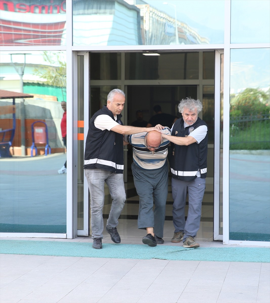 Hatay'ın İskenderun ilçesinde karısını tüfekle öldüren zanlı tutuklandı.