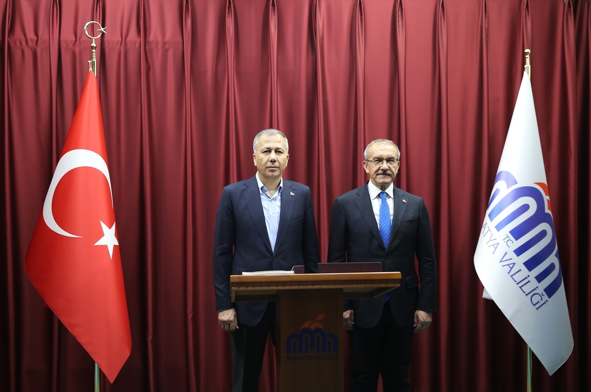 İçişleri Bakanı Ali Yerlikaya, 5,9 büyüklüğündeki depremin meydana geldiği Malatya'da depremden...