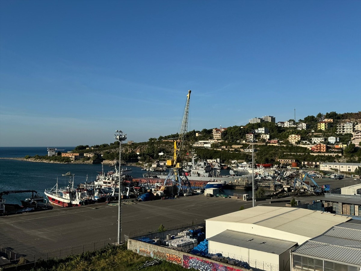 İtalya'nın, Arnavutluk'ta kurduğu iki göçmen merkezine 16 düzensiz göçmeni taşıyan İtalyan...