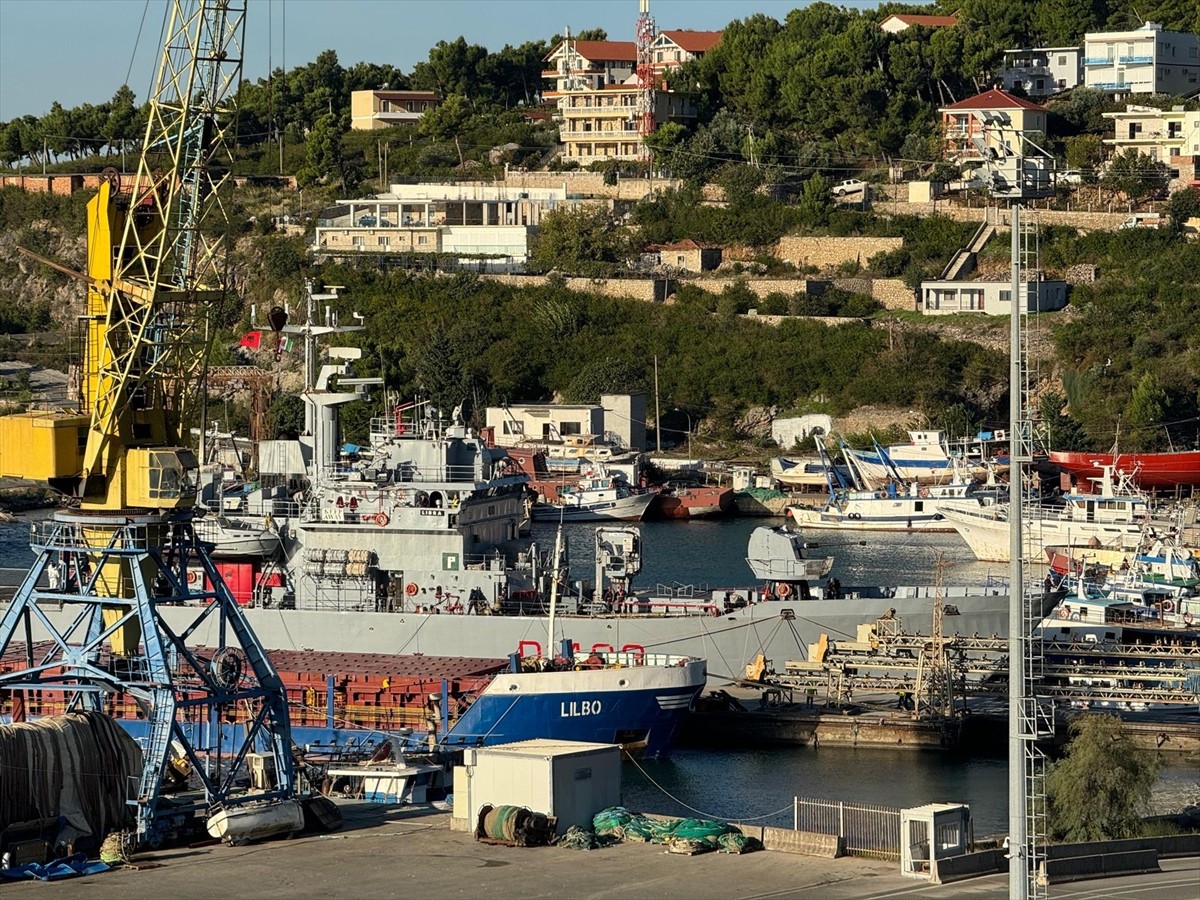 İtalya'nın, Arnavutluk'ta kurduğu iki göçmen merkezine 16 düzensiz göçmeni taşıyan İtalyan...