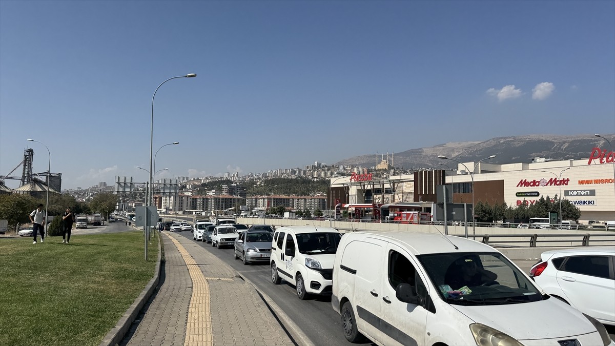 Kahramanmaraş'ın Dulkadiroğlu ilçesinde beton blok yüklü tır devrildi. İhbar üzerine kaza yerine...