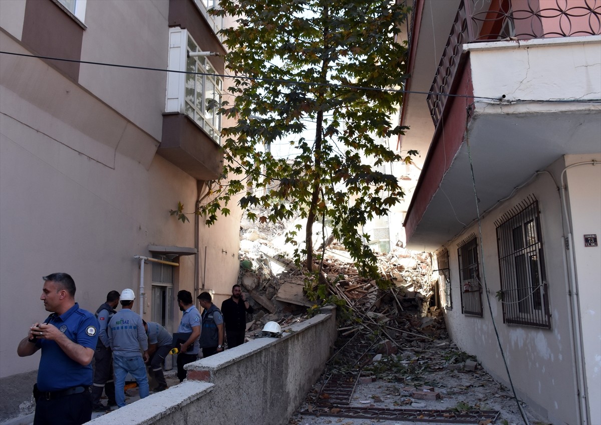 Kırıkkale'de hasarlı olduğu için yıkım kararı verilen binanın yıkımı sırasında enkazın üzerine...