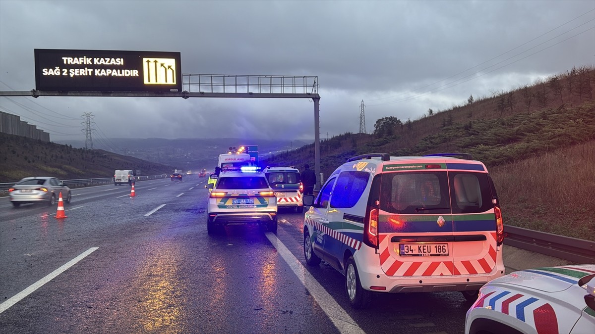 Kuzey Marmara Otoyolu'nun Kocaeli kesiminde sulama kanalına çarpan cipin takla atıp devrilmesi...