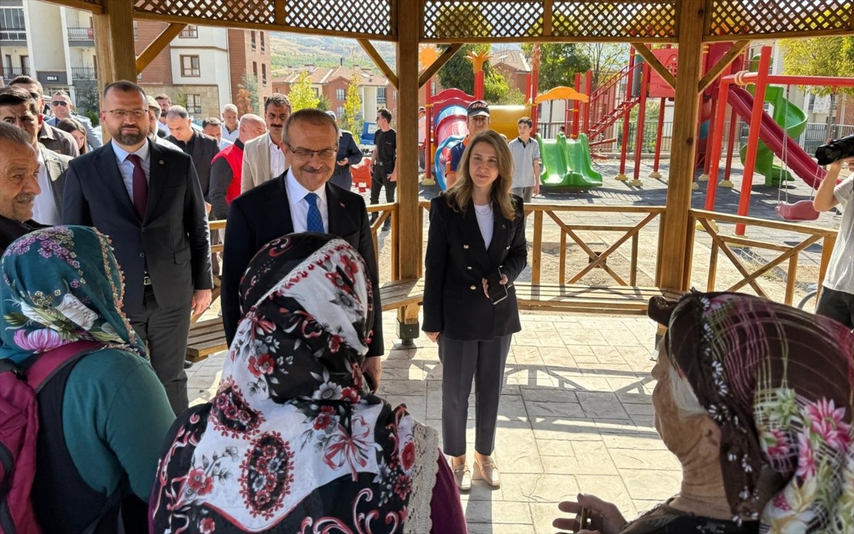 Malatya Valisi Seddar Yavuz (solda), Kale ilçesinde saat 10.46'da meydana gelen 5,9 büyüklüğündeki...