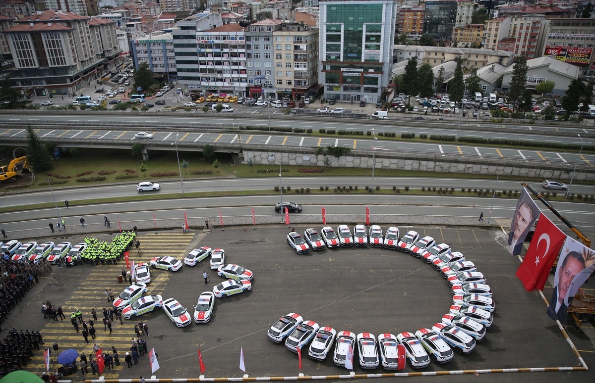 Rize Emniyet Müdürlüğüne tahsis edilen 51 araç, Çay Çarşısı Sahil Otopark'ta düzenlenen törenle...