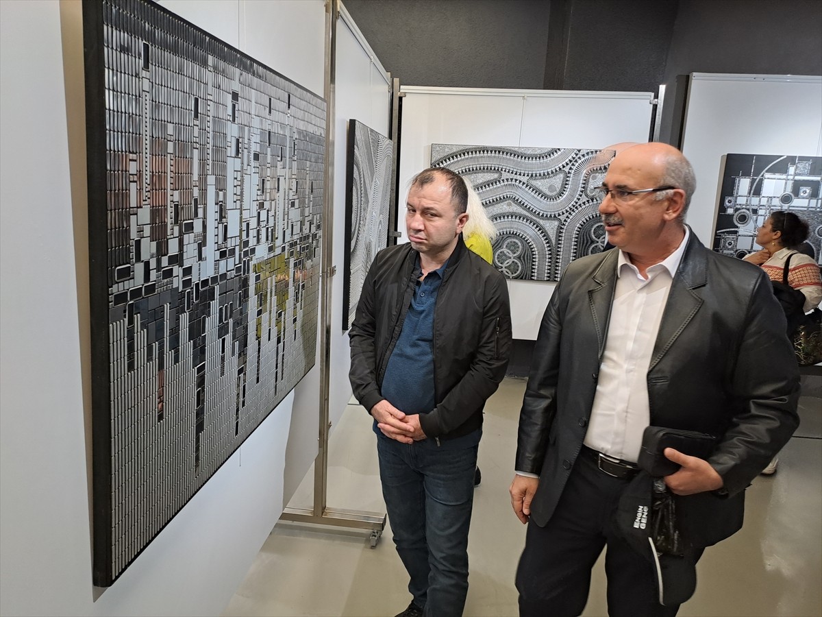 Sakarya'da yaşayan emekli resim öğretmeni 74 yaşındaki Metin Aşoğlu (fotoğrafta), sanayi...