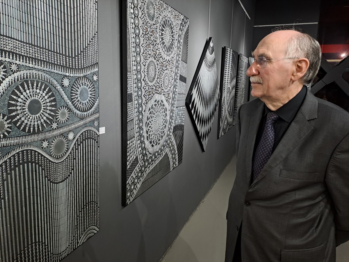 Sakarya'da yaşayan emekli resim öğretmeni 74 yaşındaki Metin Aşoğlu (fotoğrafta), sanayi...