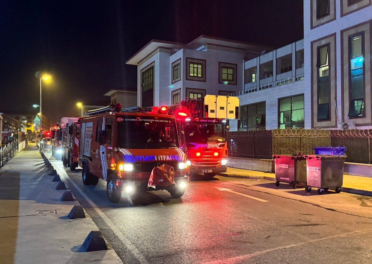 Zeytinburnu'nda özel kız öğrenci yurdunun alt katındaki otoparkta çıkan yangın itfaiye ekiplerince...