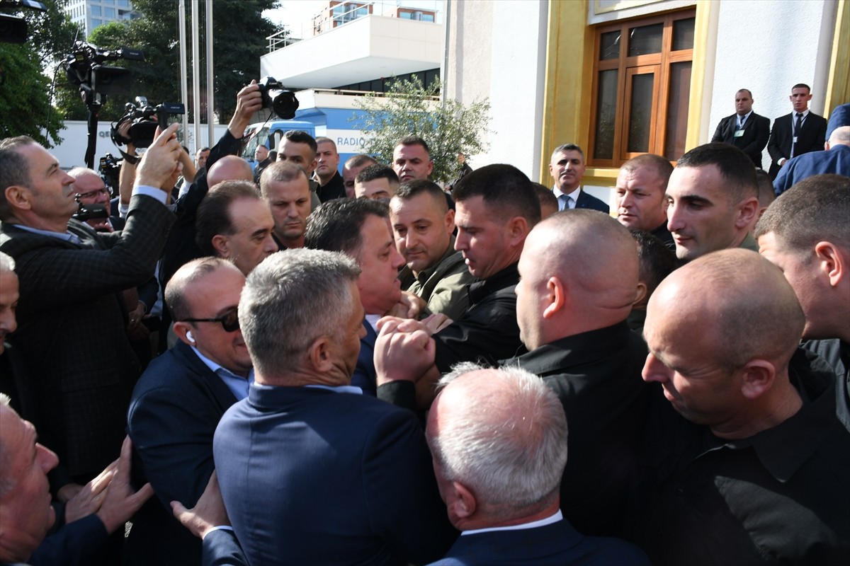 Arnavutluk Meclisinde, ekim ayı başında meydana gelen gerginlik sonrası genel kurul...