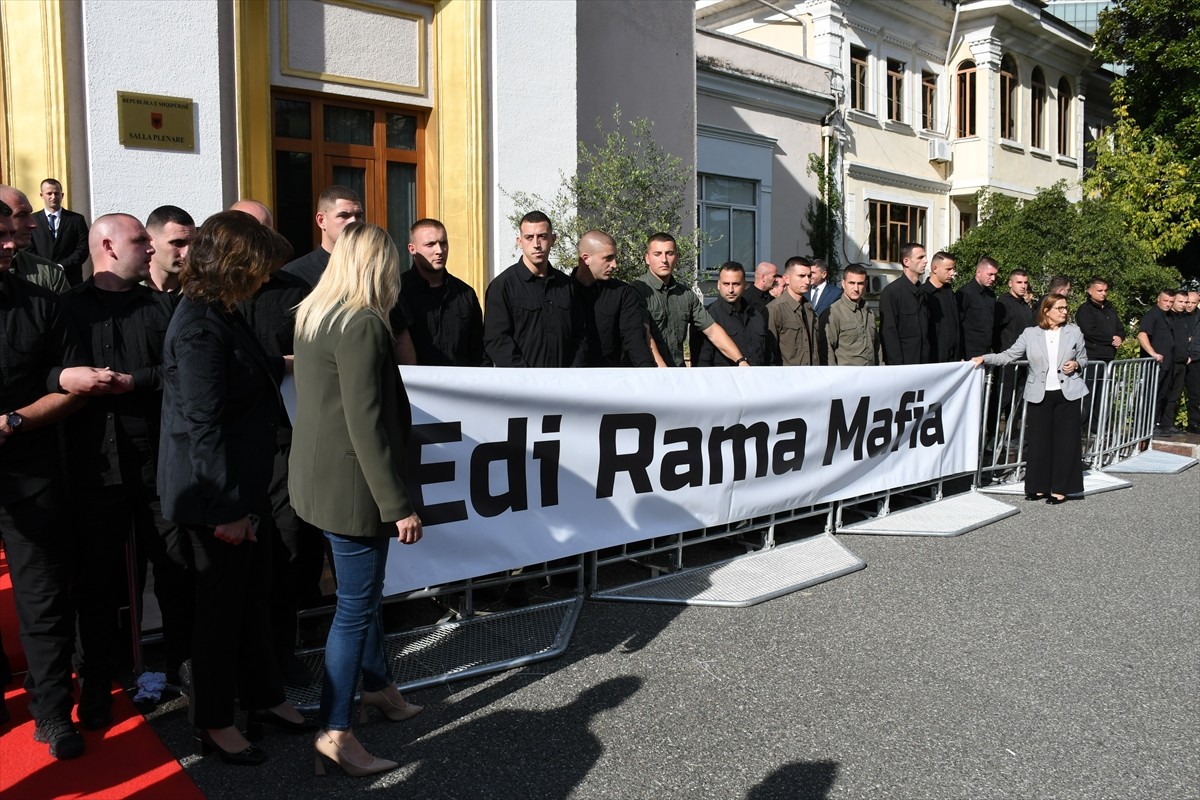 Arnavutluk Meclisinde, ekim ayı başında meydana gelen gerginlik sonrası genel kurul...