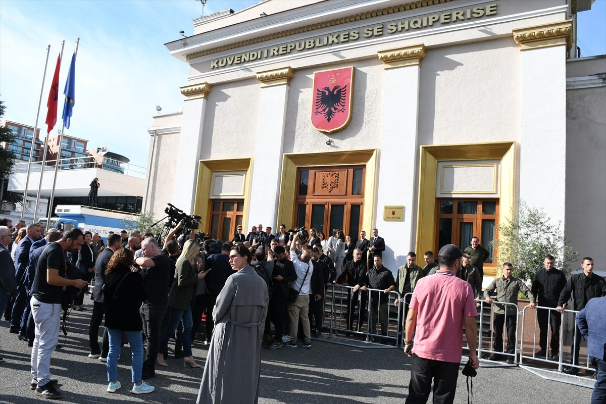 Arnavutluk Meclisinde, ekim ayı başında meydana gelen gerginlik sonrası genel kurul...