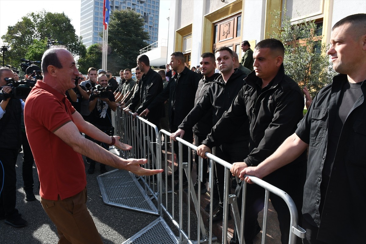 Arnavutluk Meclisinde, ekim ayı başında meydana gelen gerginlik sonrası genel kurul...