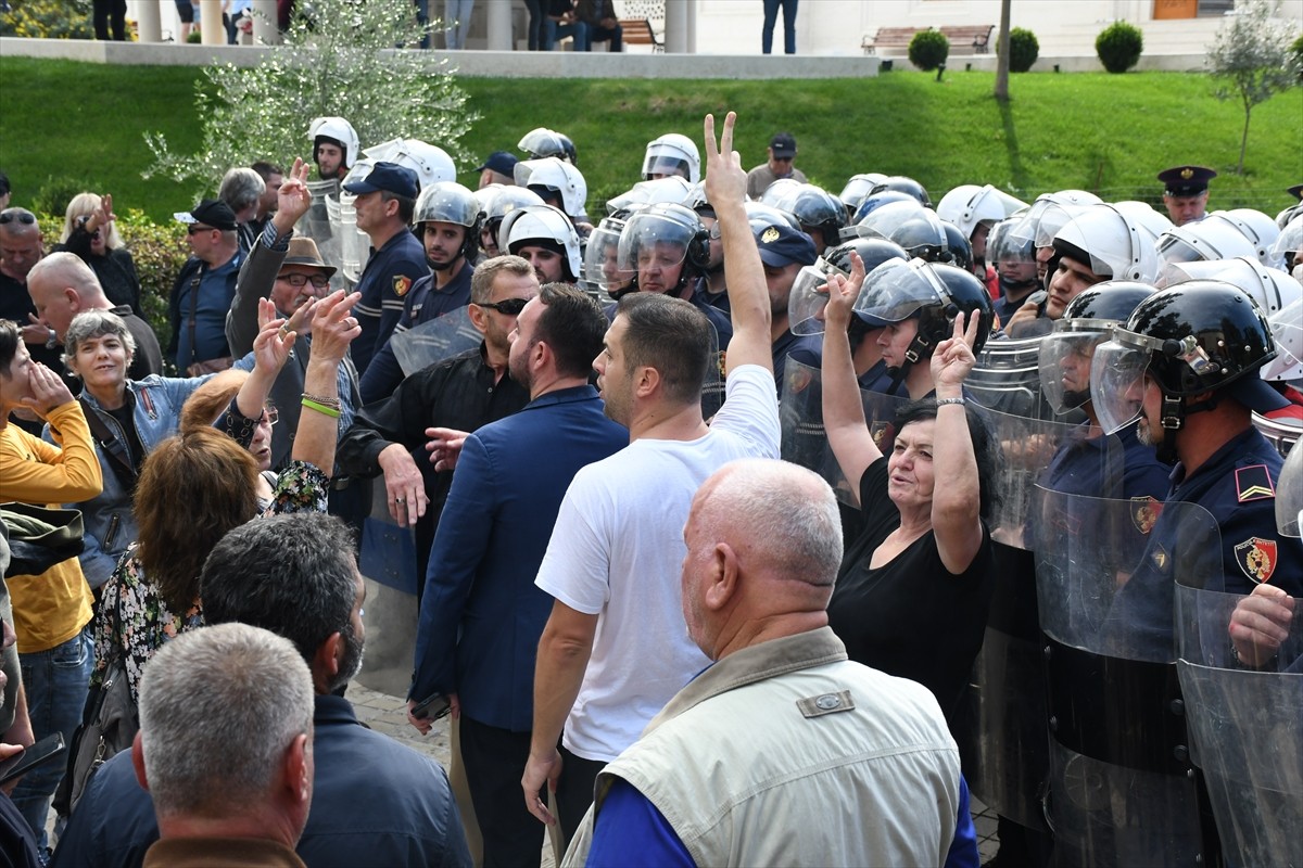 Arnavutluk'un başkenti Tiran'da belediyedeki yolsuzluk iddialarına yönelik protestolar sürerken...