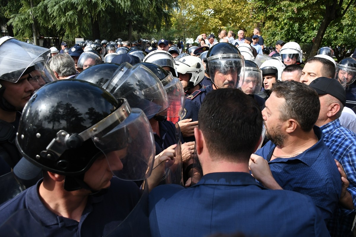 Arnavutluk'un başkenti Tiran'da belediyedeki yolsuzluk iddialarına yönelik protestolar sürerken...