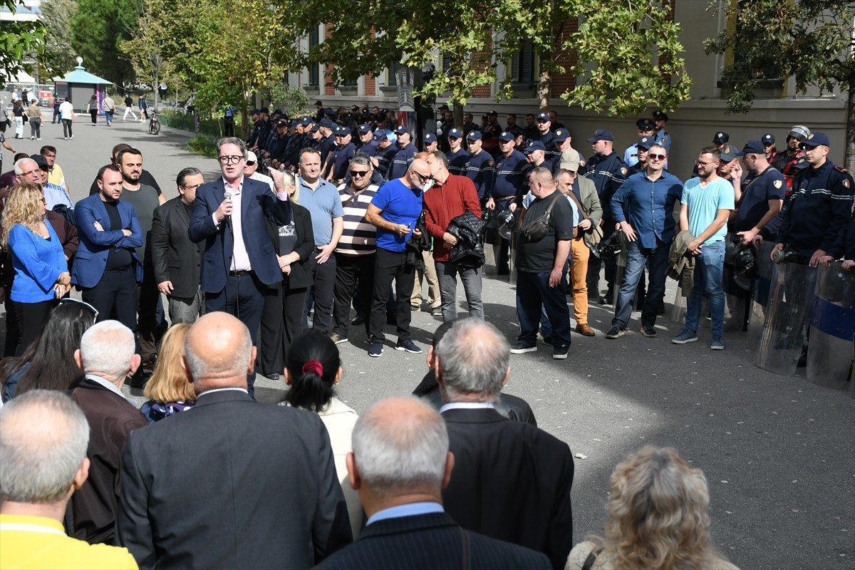 Arnavutluk'un başkenti Tiran'da belediyedeki yolsuzluk iddialarına yönelik protestolar sürerken...