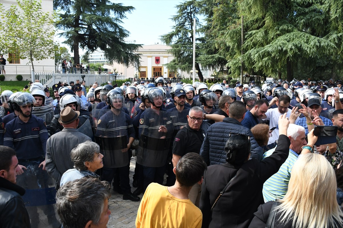 Arnavutluk'un başkenti Tiran'da belediyedeki yolsuzluk iddialarına yönelik protestolar sürerken...