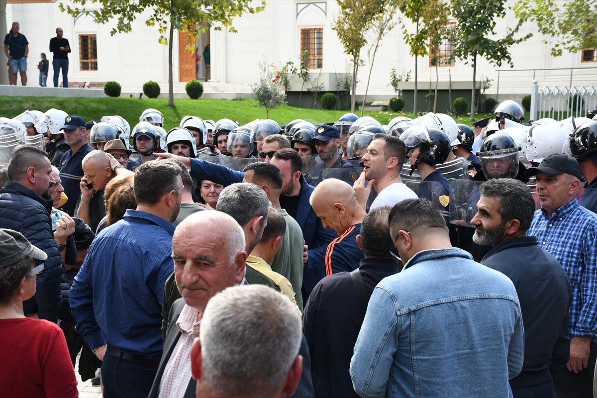 Arnavutluk'un başkenti Tiran'da belediyedeki yolsuzluk iddialarına yönelik protestolar sürerken...