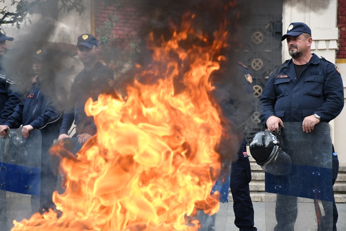 Arnavutluk'un başkenti Tiran'da belediyedeki yolsuzluk iddialarına yönelik protestolar sürerken...