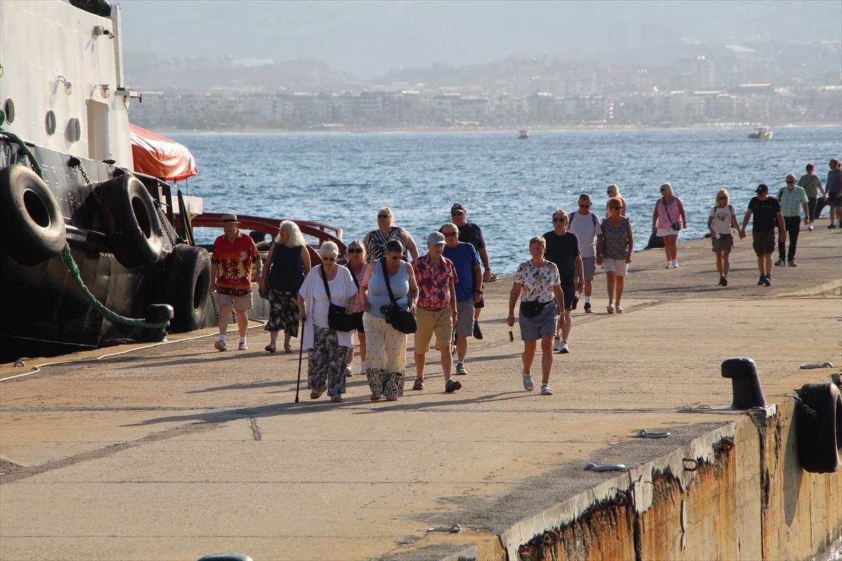  Bahama bayraklı "Marella Discovery" adlı kruvaziyer Antalya'nın Alanya ilçesine geldi.