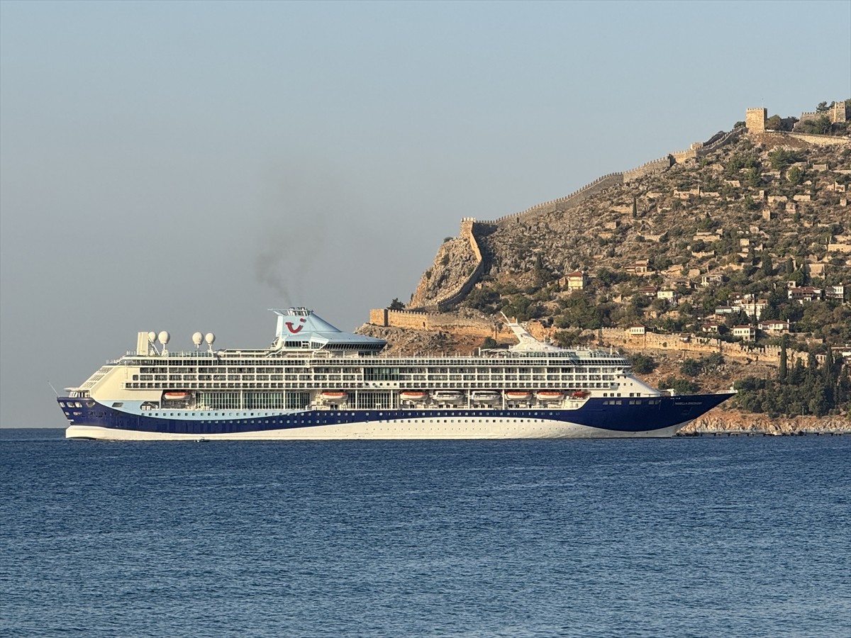  Bahama bayraklı "Marella Discovery" adlı kruvaziyer Antalya'nın Alanya ilçesine geldi.