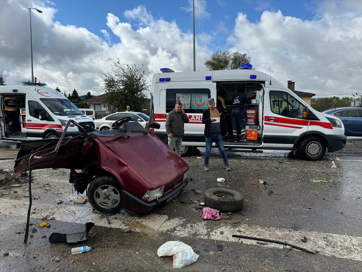 Bartın'da iki otomobilin çarpışması sonucu 1'i çocuk 6 kişi yaralandı.