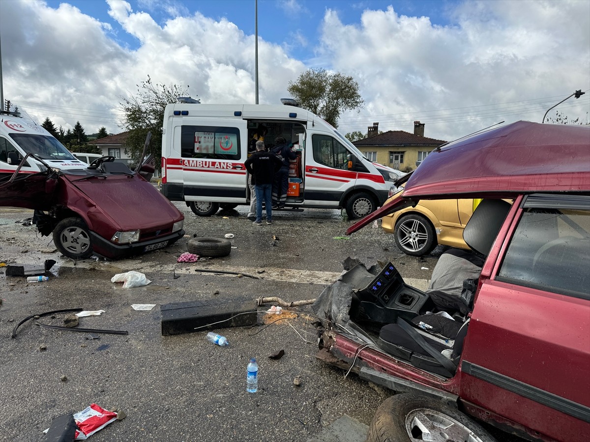 Bartın'da iki otomobilin çarpışması sonucu 1'i çocuk 6 kişi yaralandı.