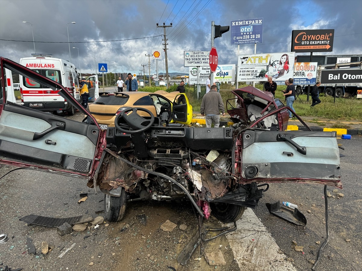 Bartın'da iki otomobilin çarpışması sonucu 1'i çocuk 6 kişi yaralandı.