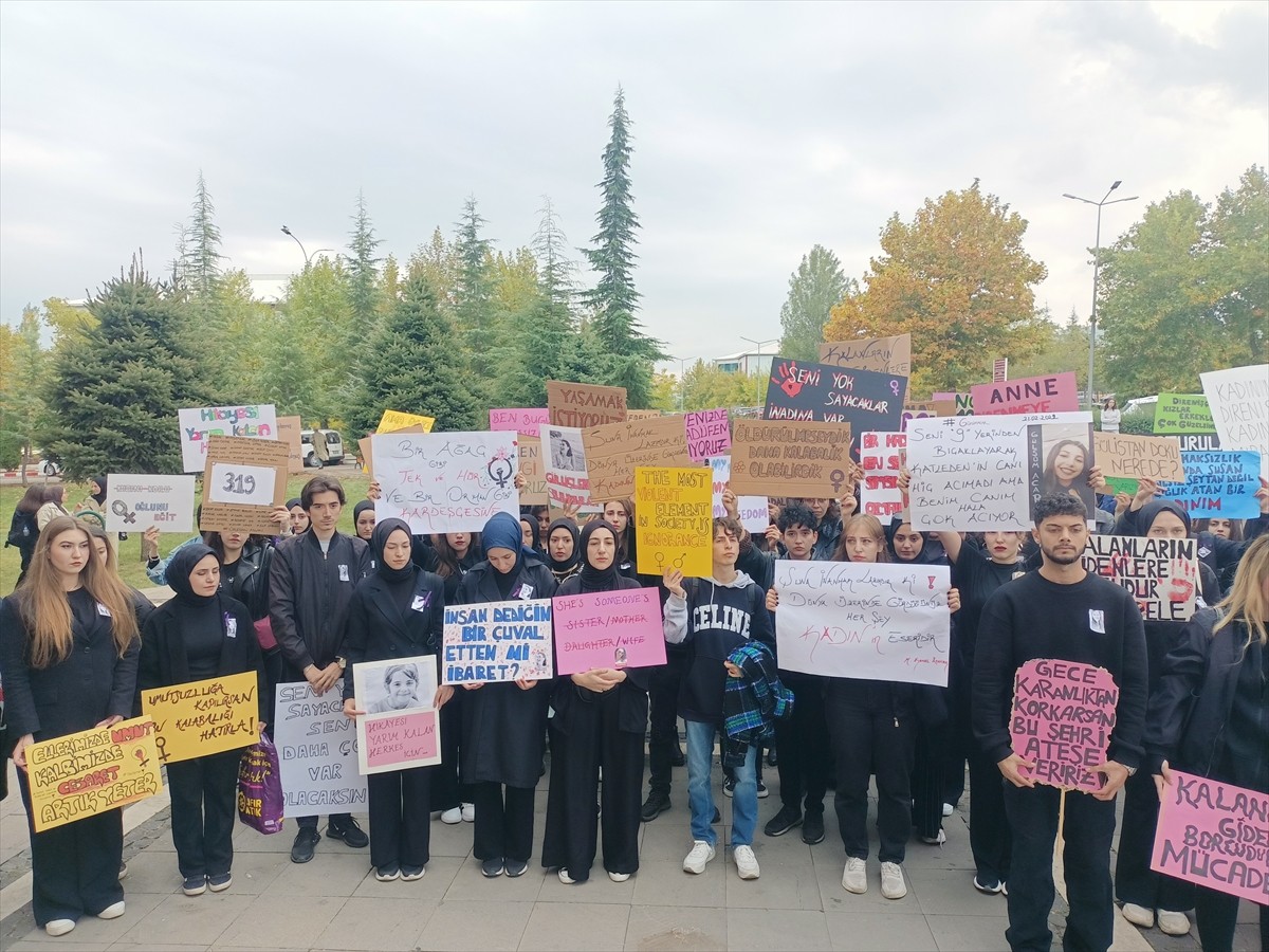 Bingöl'de üniversite öğrencileri kadına yönelik şiddeti yürüyüşle protesto etti.