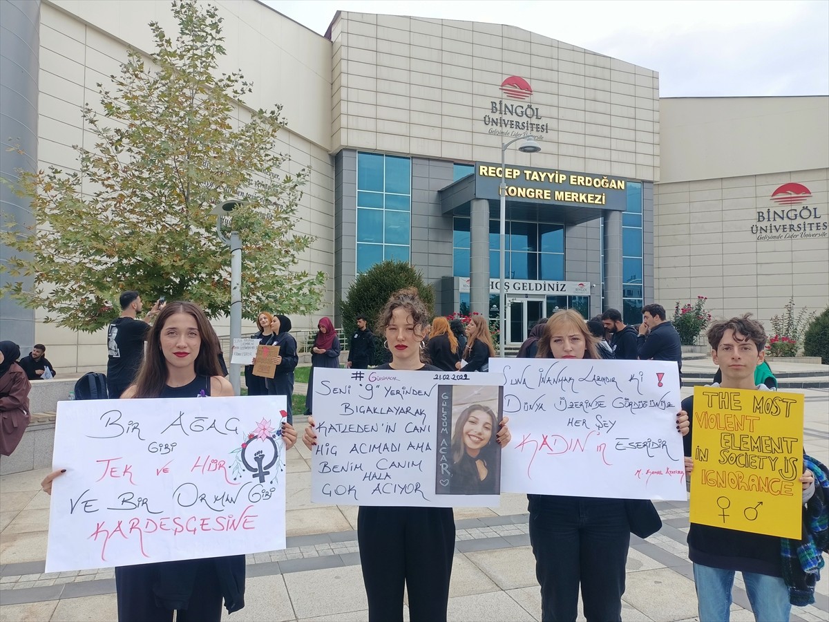 Bingöl'de üniversite öğrencileri kadına yönelik şiddeti yürüyüşle protesto etti.